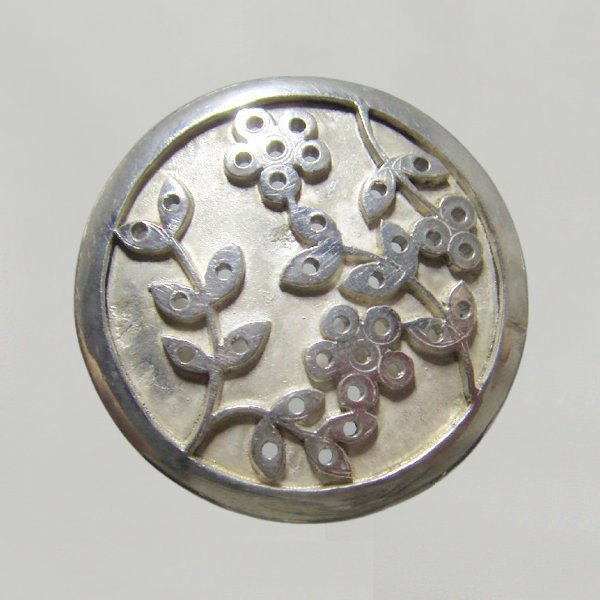 (r1331)Silver ring with plant-like motif.